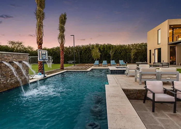 Escape With Luxury & Endless Amenities Holiday home