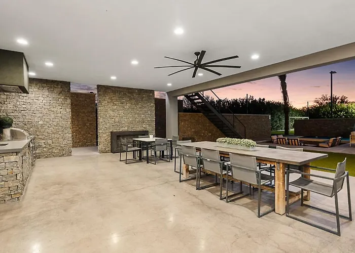 Escape With Luxury & Endless Amenities Holiday home