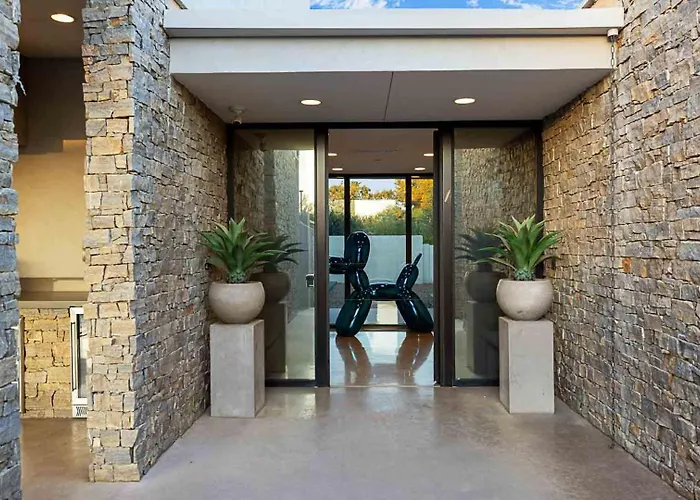 Escape With Luxury & Endless Amenities Holiday home