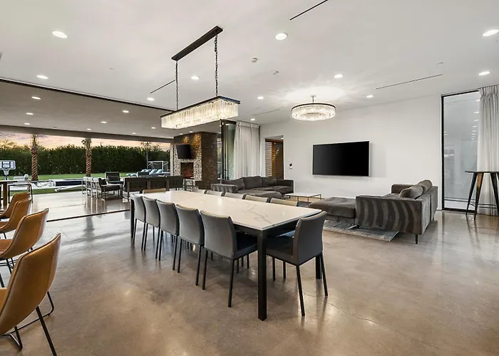 Escape With Luxury & Endless Amenities Holiday home