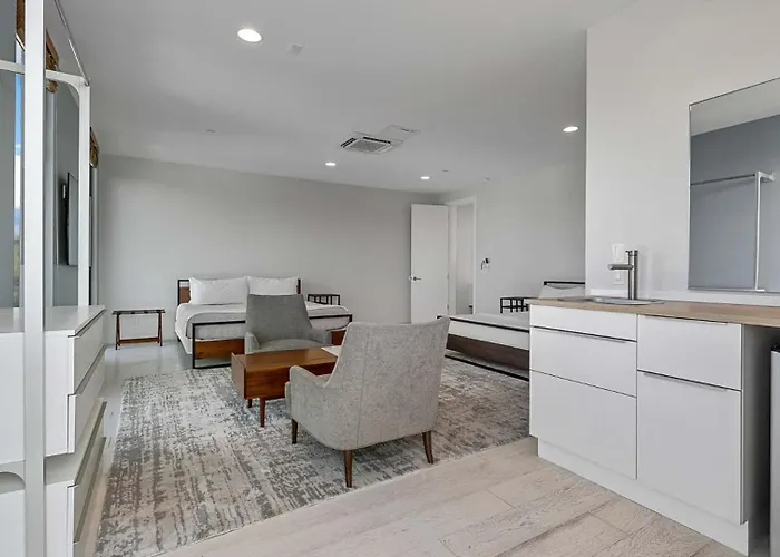 Escape With Luxury & Endless Amenities Holiday home